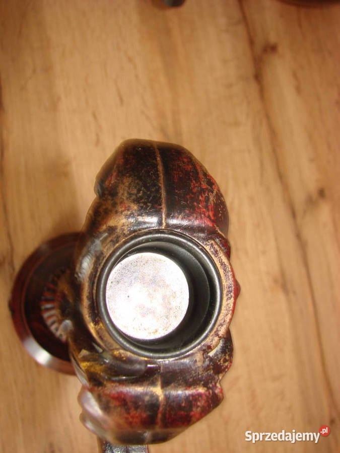 świecznik z kokardą i kwiatami