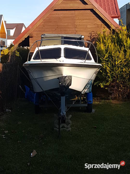 Łódź motorowa kabinowa