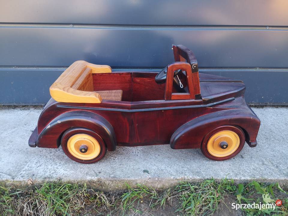 Duży drewniany samochód
