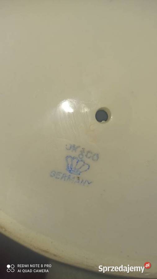 Świecznik sygnowany z bukietem kwiatów Porcelana i szkło pomorskie