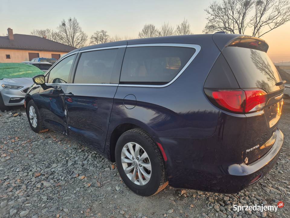 Chrysler Pacifica 2017 36 lekko uszkodzona na Rok produkcji 2017 Żórawina