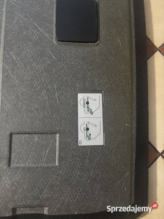 Jest to oryginalna podłoga bagażnika do samo Zduny