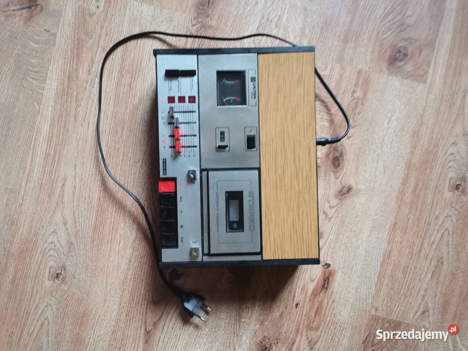 Magnetofon kasetowy z czasów PRLu Kraków