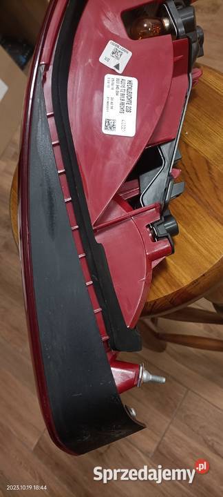 AUDI Q3 LAMPA PRAWY TYŁ8U0945094 Luzino