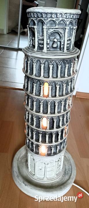 Lampa podłogowa w kształcie Krzywej Wieży w Tarnobrzeg