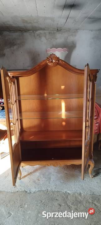 ładna drewniana witryna w stylu ludwikowskim Lubań