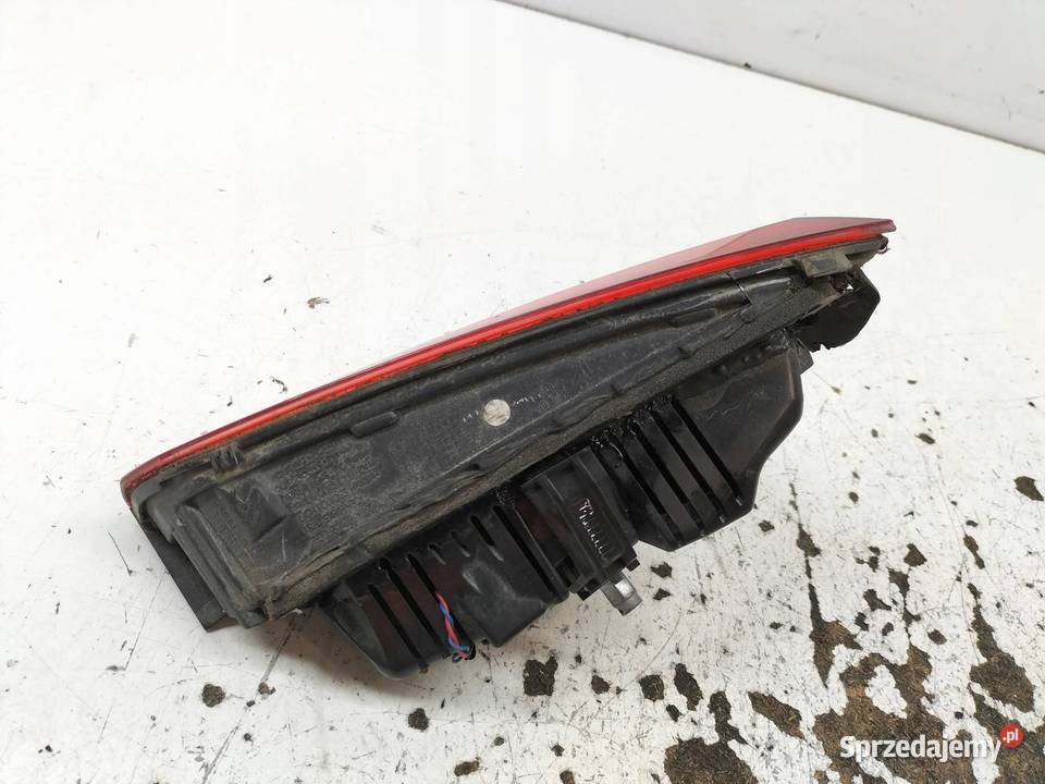 LAMPA TYŁ W KLAPĘ LEWA SEDAN USA 561945307C VW