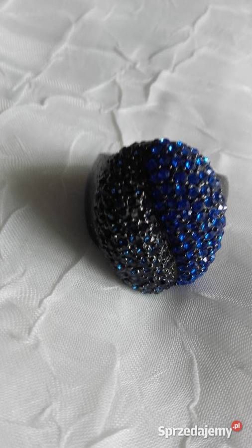 PIERŚCIONEK Z OKAZAŁYM OCZKIEM W KSZTAŁCIE UST Pierścionki Piła