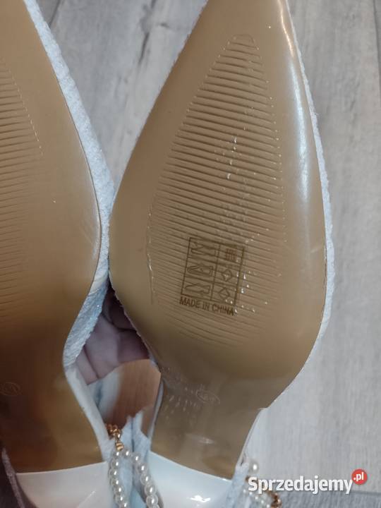 49 Białe bogato zdobione perłami czółenka Kraków