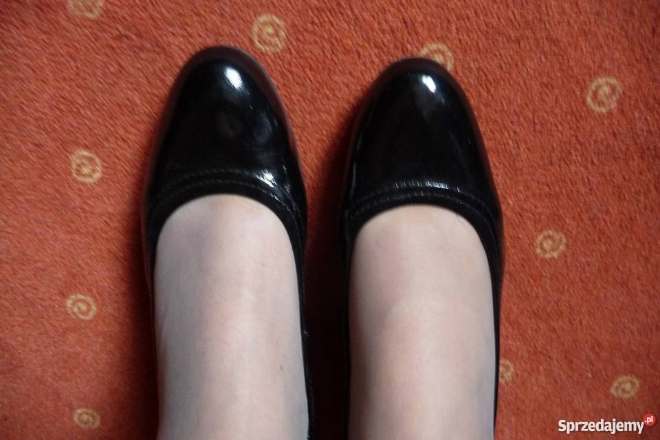 Czarne skórzane czółenka Unisa mazowieckie