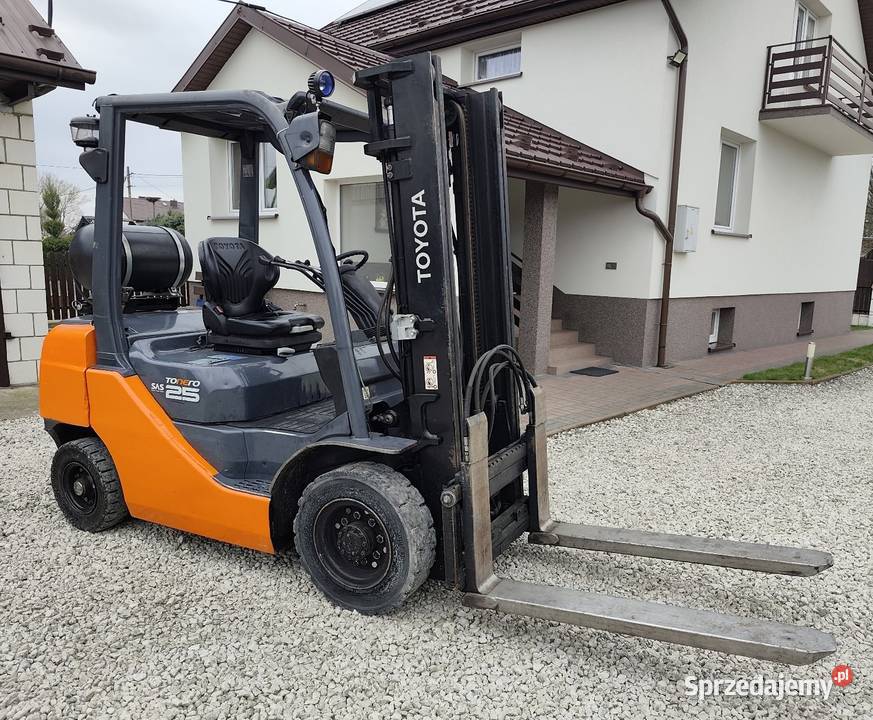 Wózek widłowy Toyota 8 25 t Rzeczniów