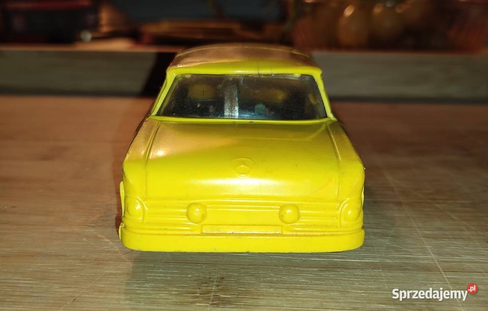 Stary model samochodu Mercedes z napędem na koło Warszawa