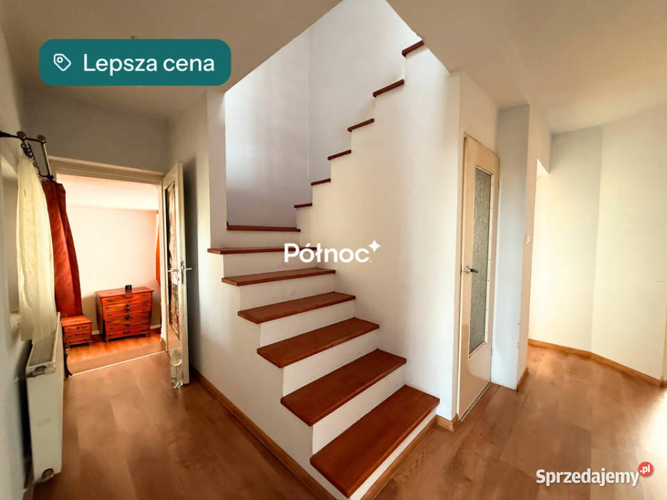 Dom spokojnej ulicy rzeką garaż