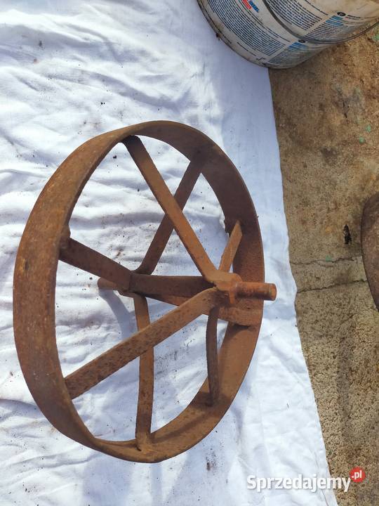 Stare metalowe koło taczki Połczyn-Zdrój