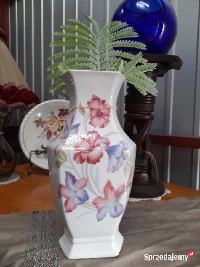 biały wazon w kwiaty Mielnica Duża