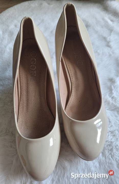 Beżowe lakierowane szpilki rozmiar 40 platforma Sandały i klapki Kraków