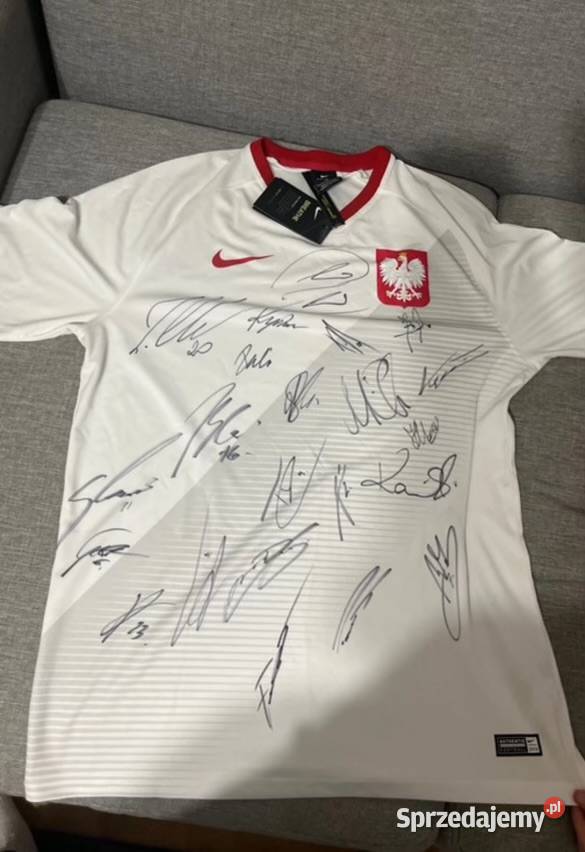 Sprzedam koszulkę z autografami całej drużyny
