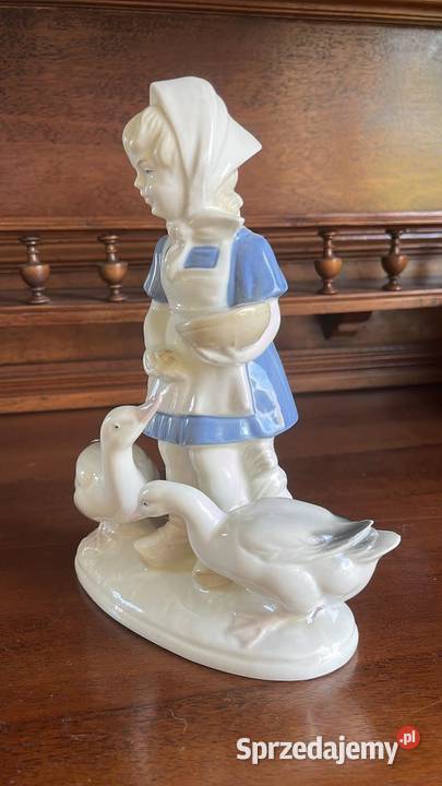 Figurka dziewczynki karmiącej gąski Syg GDR i Porcelana i szkło Gdańsk
