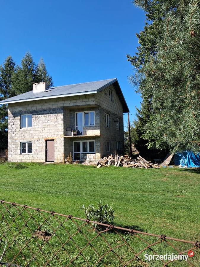 Klęczany dom wolno stojący pustak