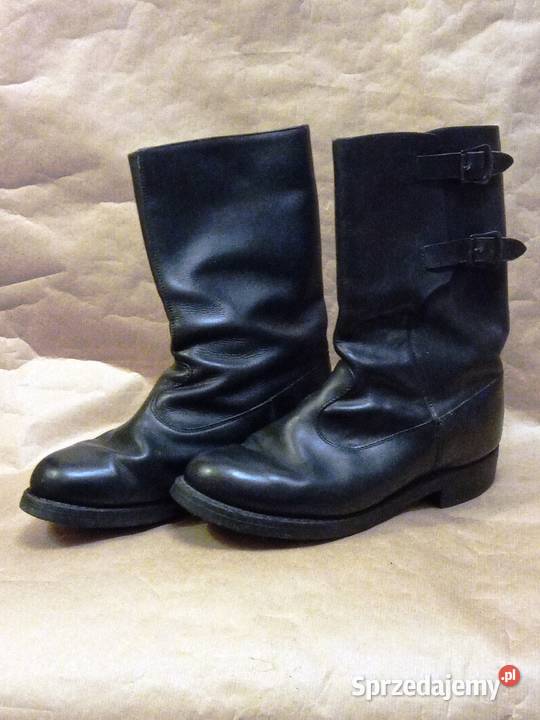 Czarne buty funkcjonariusza MO