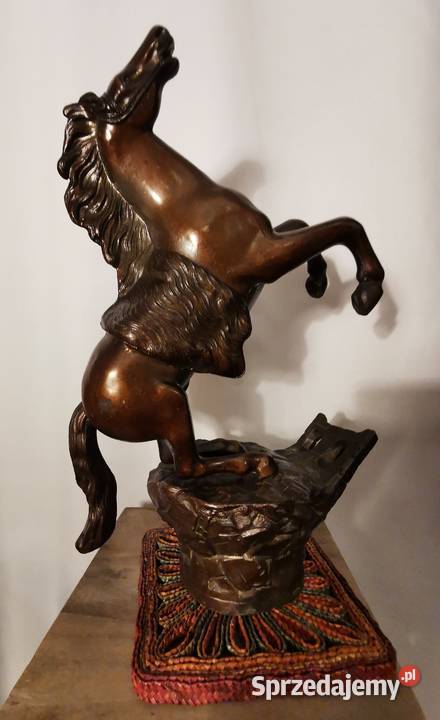 figurka konia w galopie stającego dęba Piękna Figurki i rzeźby łódzkie Łódź