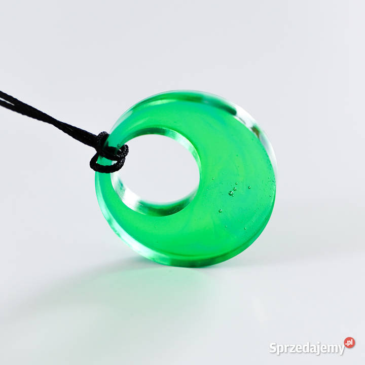 Okrągły zielony wisiorek z żywicy średnica 29 Naszyjniki