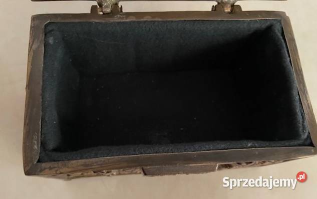 Stara szkatułka mosiężna o motywach gotyckich Łódź