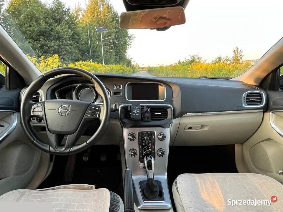 Volvo V40 Cross Country 20 benzyna 152 2017r Węgrzce Wielkie