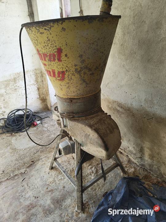 Śrutownik bijakowy produkcji niemieckiej Maszyny rolnicze Dzietrzkowice