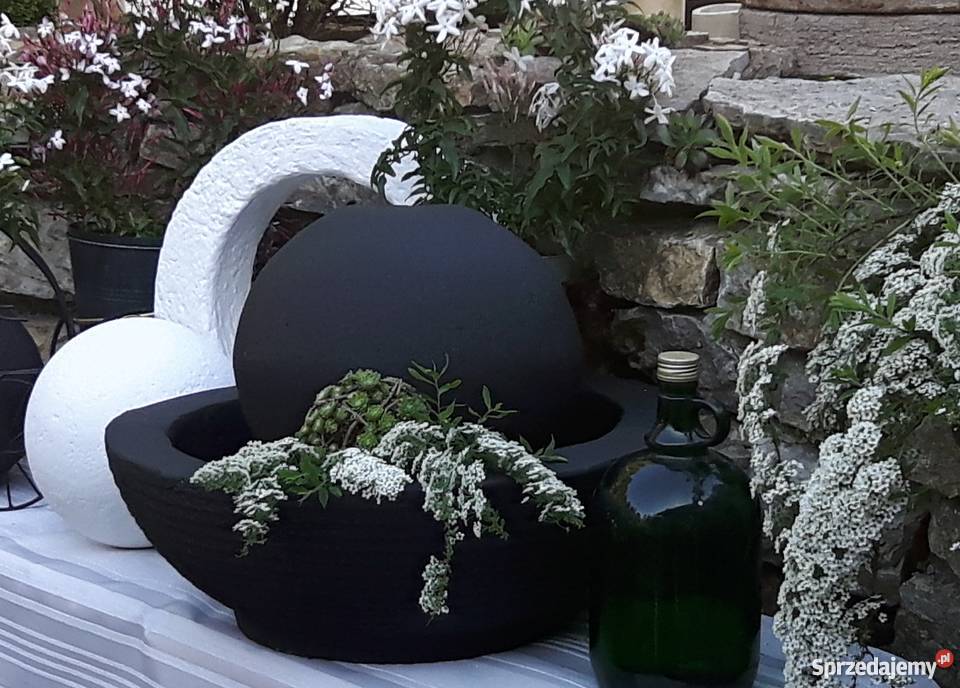 Fontanna czarna kula 30 w misie Architektura ogrodowa Jaworze