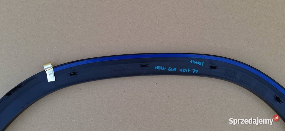 MERCEDES GLA W247 LISTWA NAKŁADKA BŁOTNIKA PRAWY osobowe Bieleń