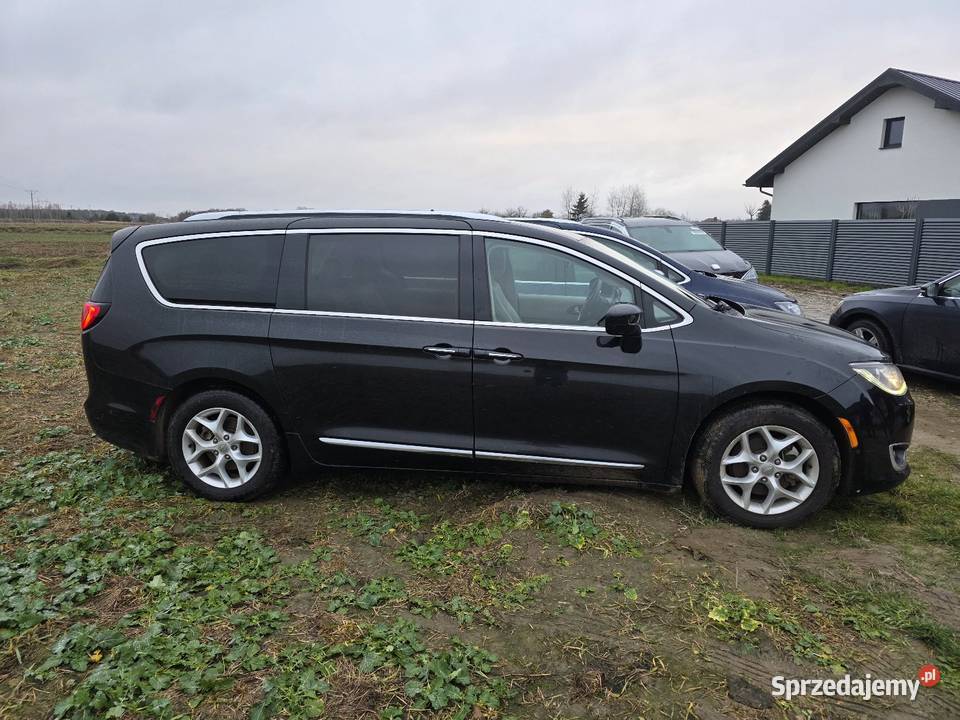 Chrysler pacifica 2018r touring L wersja 8osób Pacifica Lublin sprzedam