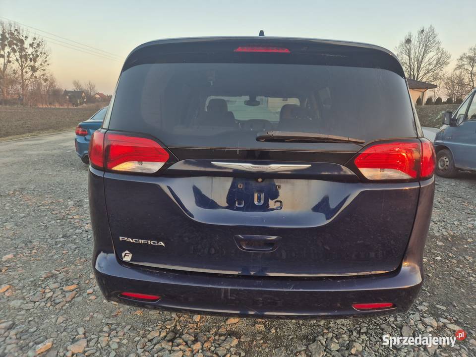 Chrysler Pacifica 2017 36 lekko uszkodzona na Żórawina