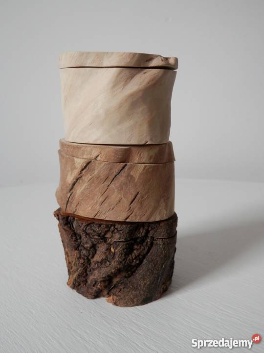 Pudełko drewniane na pierścionek z delikatną