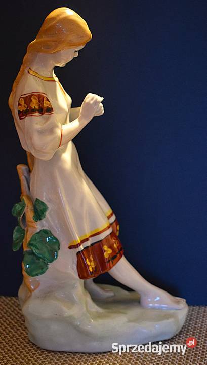 Dziewczyna wróżąca z płatków figurka porcelanowa Porcelana i szkło Chełmno