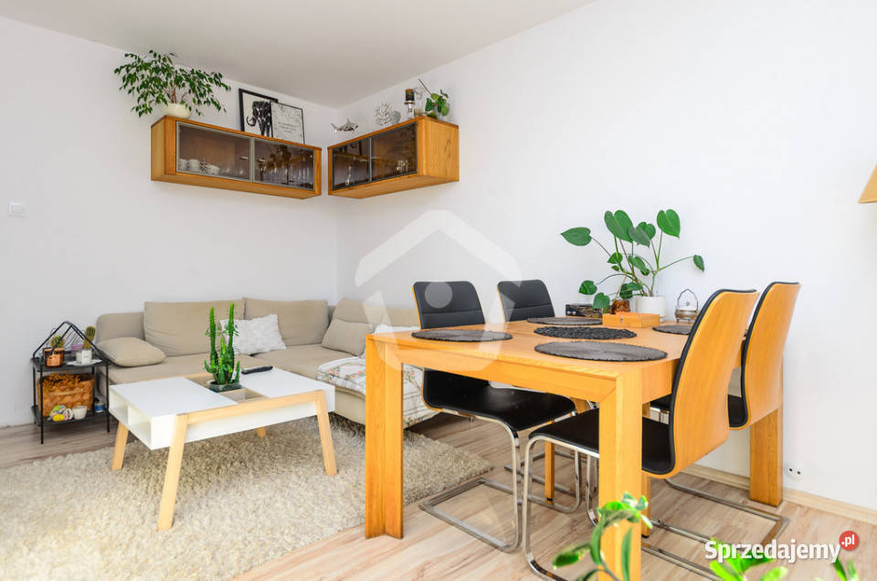 2 niezależne pokoje jasna duża kuchnia zadbane Rok budowy 1986