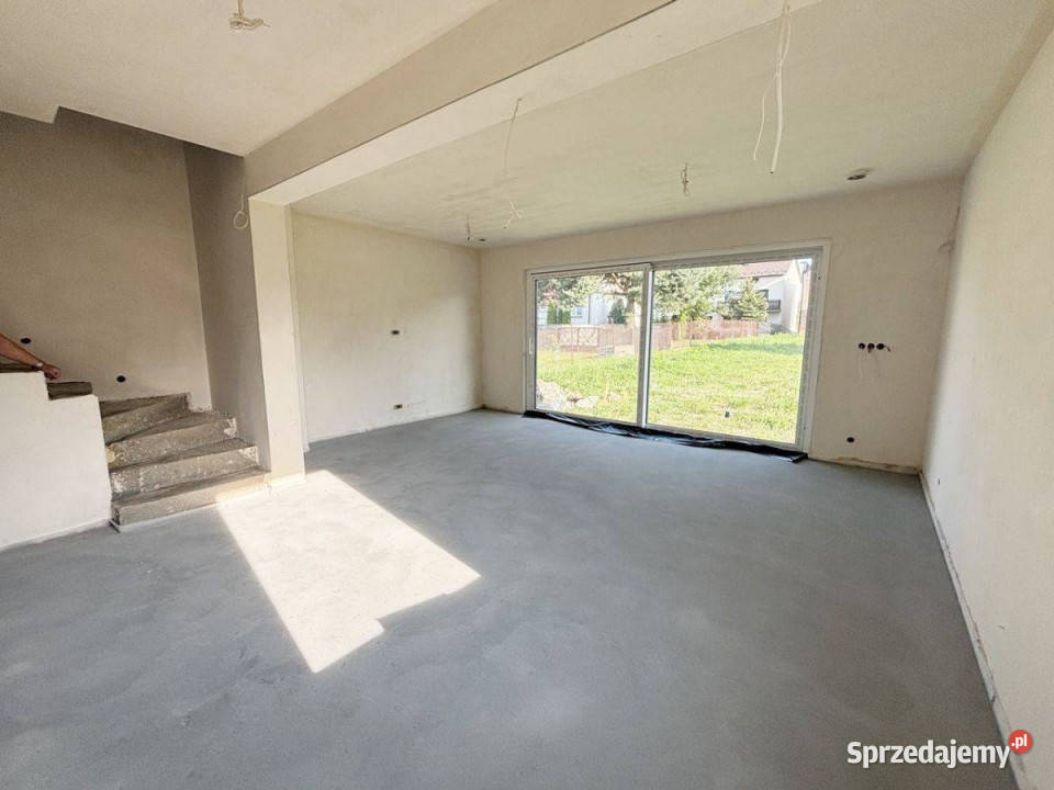 Szarów dom wolnostojący garaż