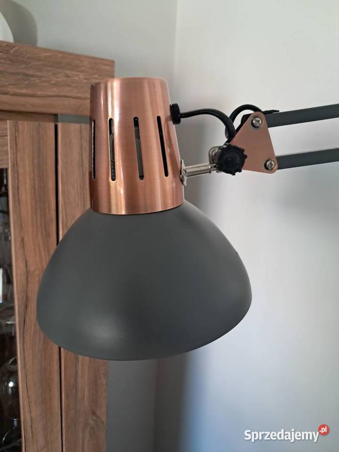 nowa lampa może być stojąca montowana do ściany