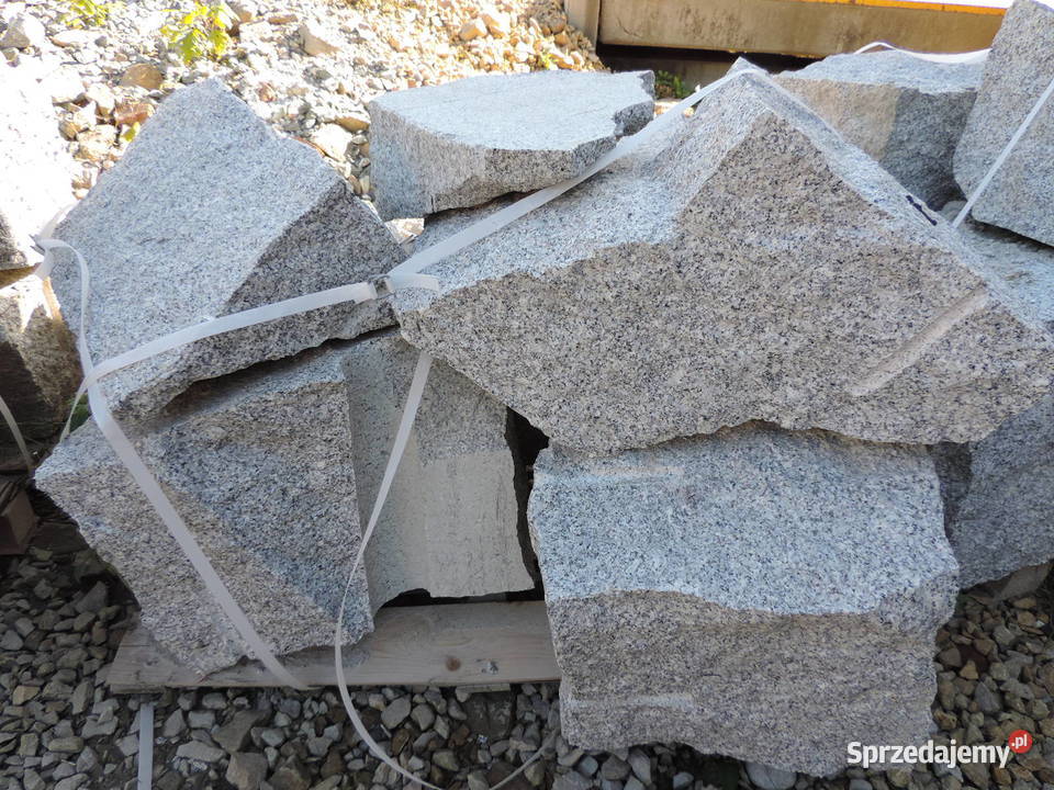 Głaz granitowy duży kamień skała bryła kamień Oświęcim