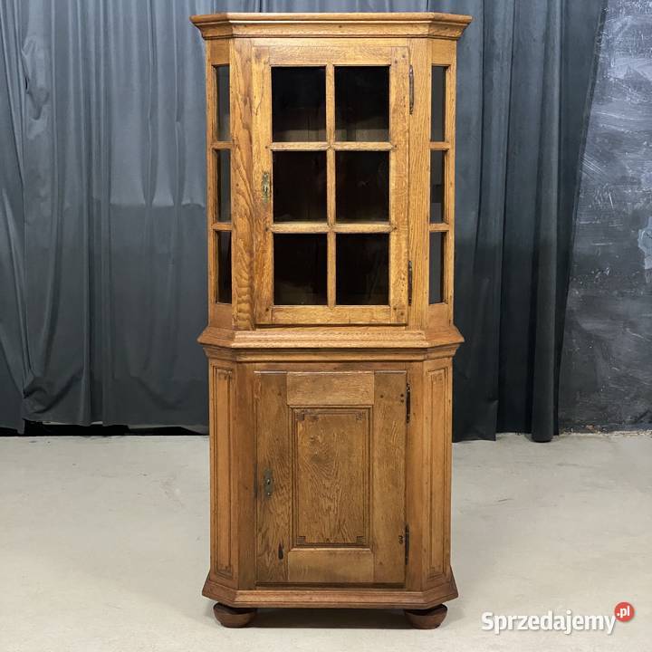 Klasyczna wąska witryna dębowa w rustykalnym Budno