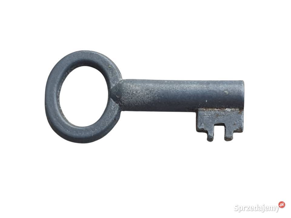 Stara metalowa masywna kłódka z kluczem lata
