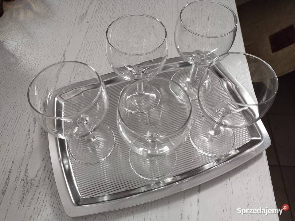 Kieliszki do wina na tacy kujawsko-pomorskie