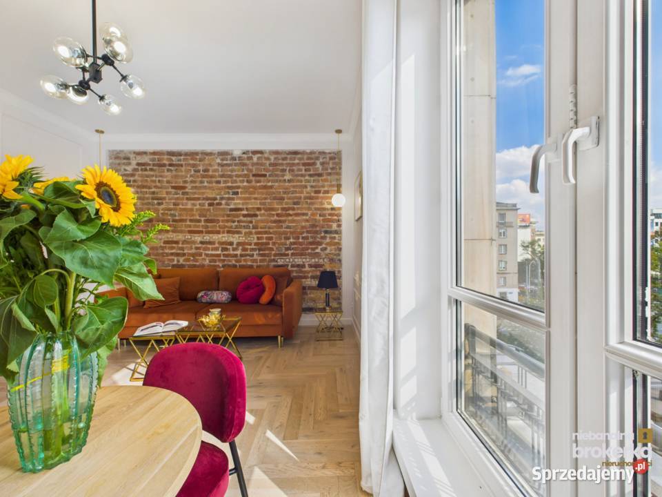 Wysokie mieszkanie w kamienicy które łączy własność Warszawa