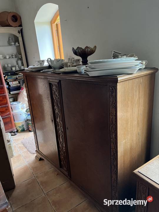 Komoda dębowa z pięknymi pasami rzeźb na pasach