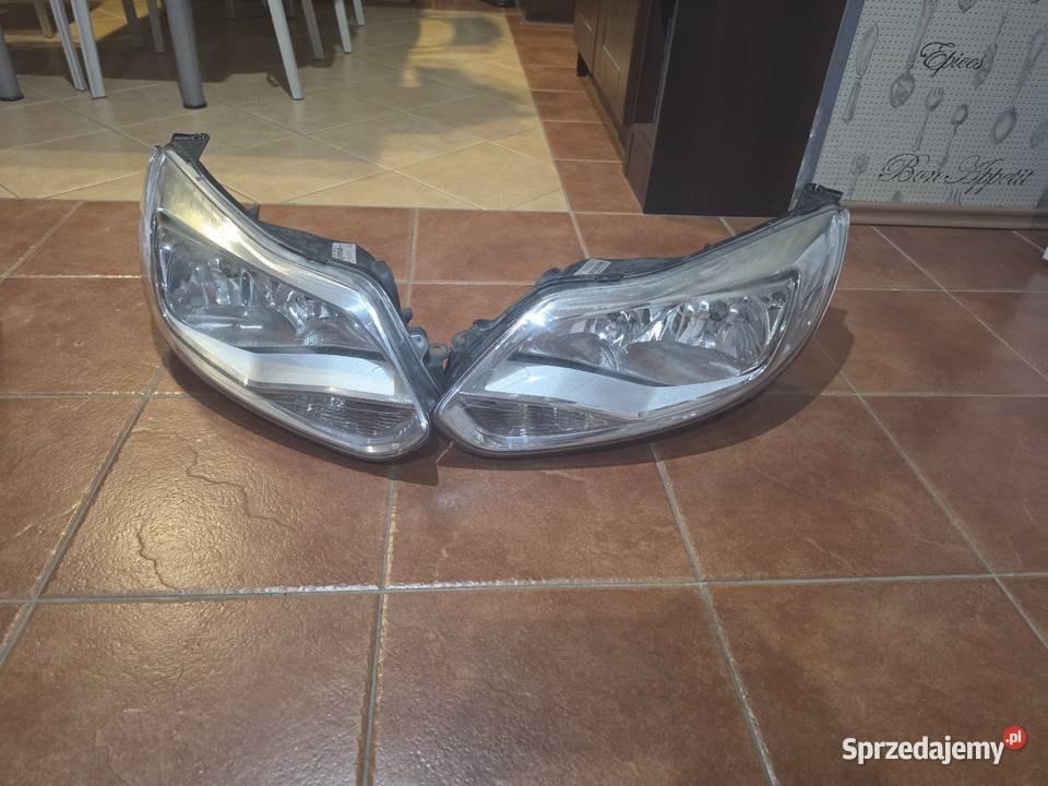 Ford Focus MK3 reflektory przednie osobowe Nowy Tomyśl sprzedam
