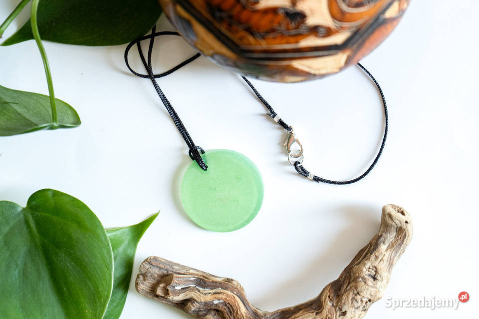 Świecący w ciemności zielony okrągły wisiorek i Warszawa