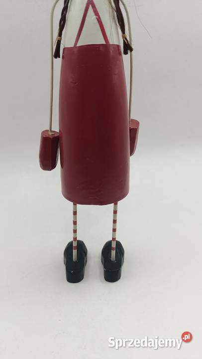 Figurka zimowej dziewczynki w czerwonym stroju Zamość