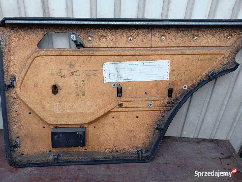 Mercedes W124 boczki drzwiowe czarne tylne prawy
