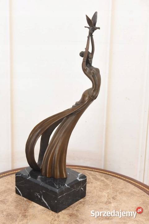 Kobieta w Sukni Z Gołębiem Brąz Wielka Figura z Kraków
