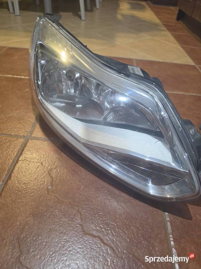 Ford Focus MK3 reflektory przednie osobowe Nowy Tomyśl